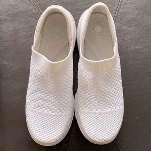 Bzees White slip on shoe.  Size 9 1/2. Very good condition.